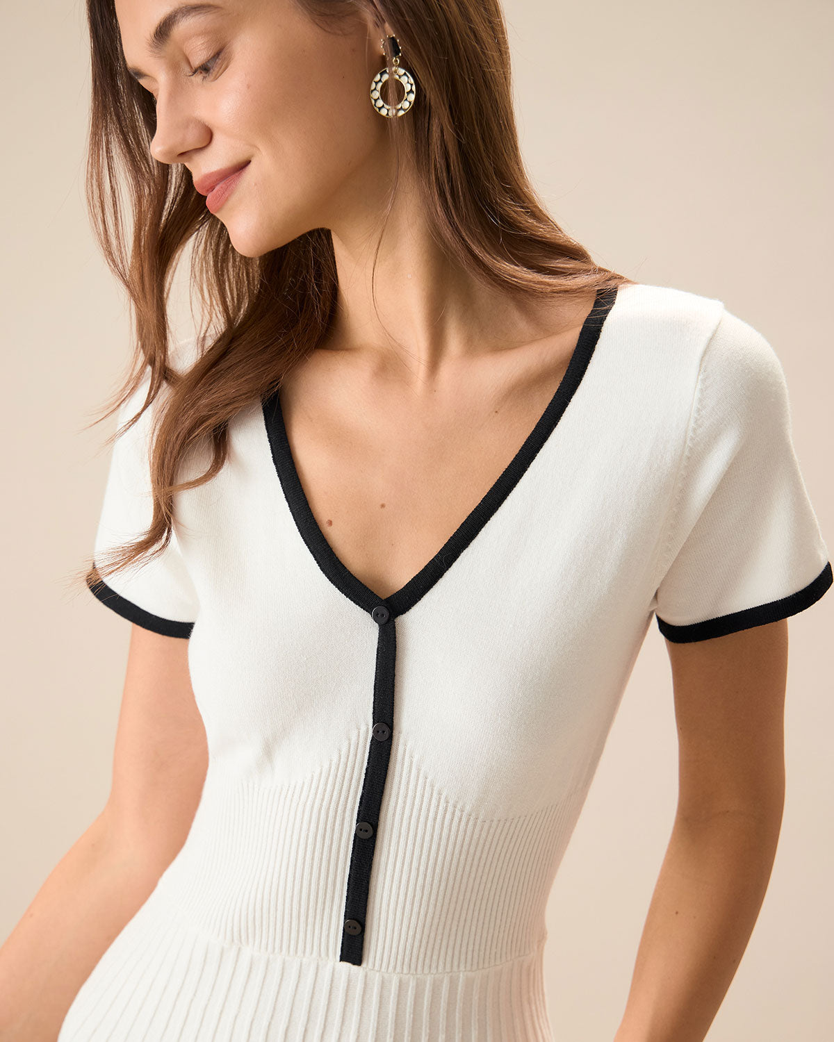 white dress with black trim Sheath Dress/Black M She is wearing size S/M Tall tied at the back Black Dress With White Trim