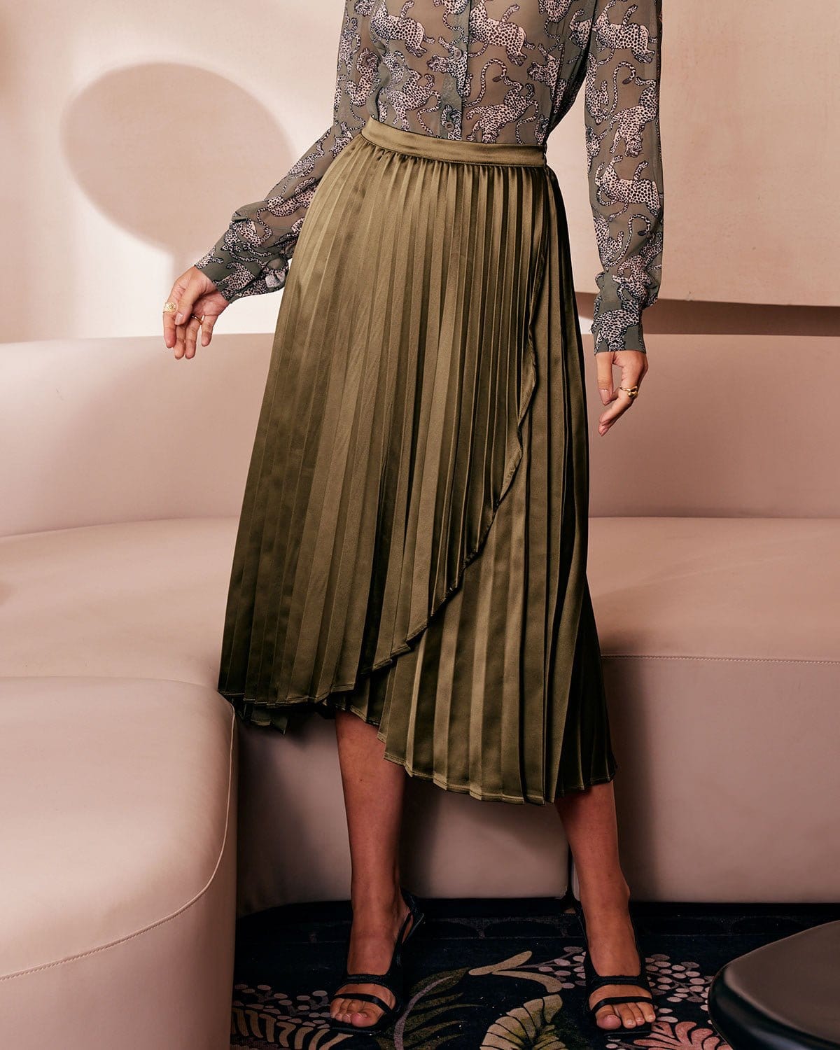 Green pleated midi deals skirt outfit